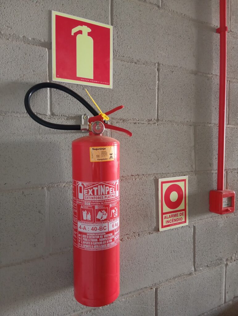 Prevenção contra incêndios ajuda a proteger vidas e patrimônios.